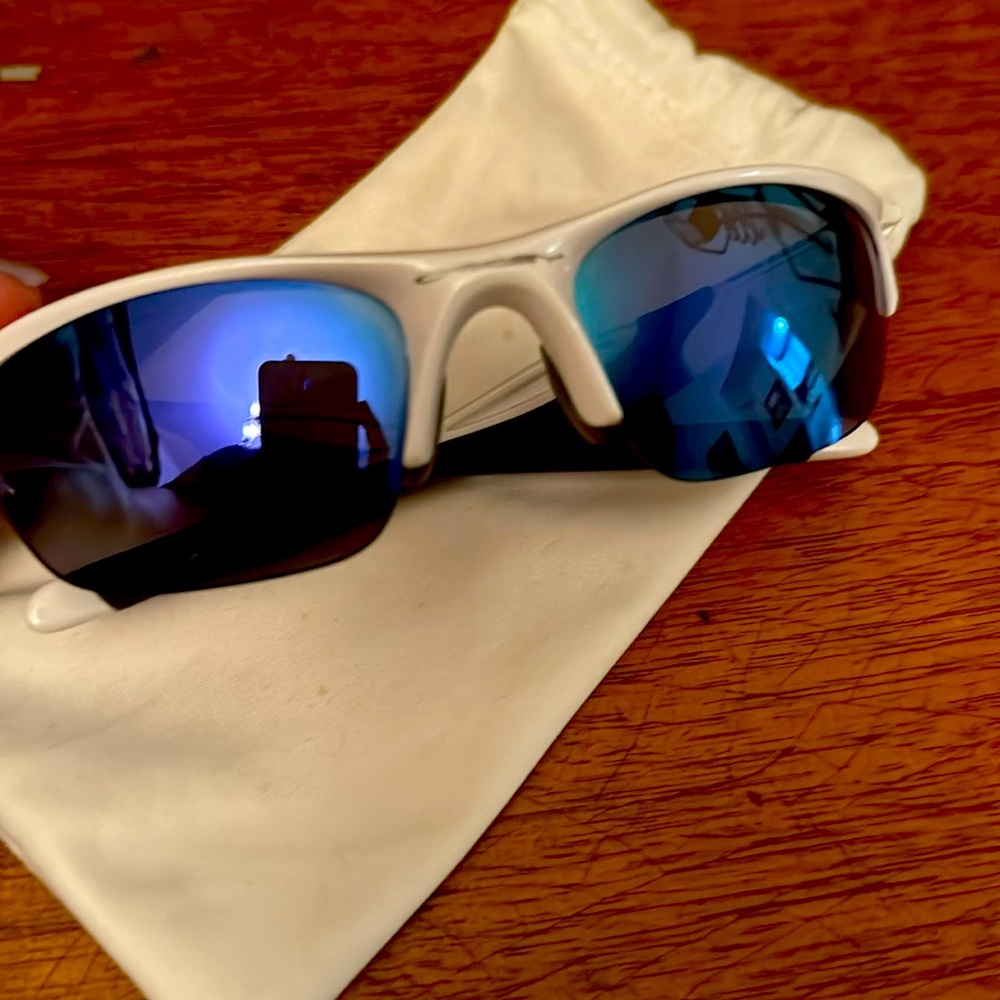 Women’s purple sport Oakley with purple lens